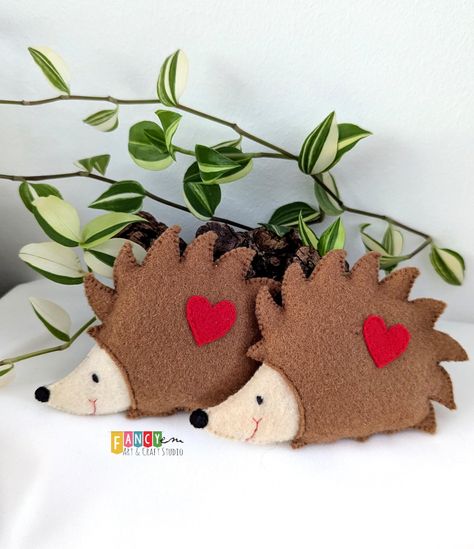 Felt Hedgehog, Hedgehog Ornament, Hedgehog Christmas, Bazaar Ideas, Garden Animals, Felt Christmas Ornaments, Craft Studio, Autumn Decor, Handmade Felt