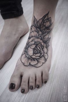 peonies tattoo don't like the placement but the tattoo is gorgeous Places To Get Tattoos, 13 Tattoos, Geniale Tattoos, Peonies Tattoo, Girly Tattoos, Foot Tattoo, Ankle Tattoo, Foot Tattoos, Blackwork Tattoo