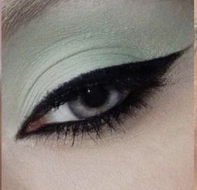 Emo Eyeliner 2000s, Purple Alt Makeup, Simple Gothic Makeup, Emo Eyeliner, Eyeliner Inspo, Eyeliner For Almond Eyes, Purple Goth, Eyeliner Designs, Simple Everyday Makeup