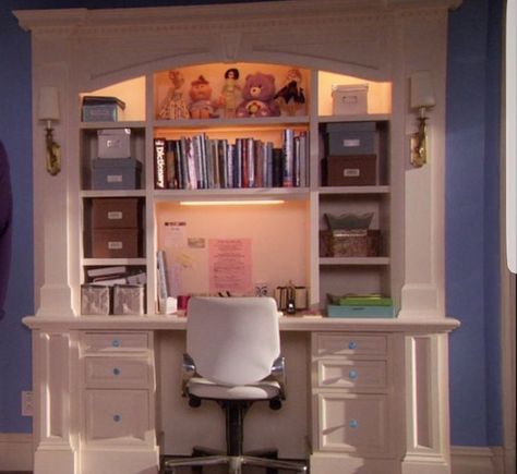 Blair Waldorf Dorm Room, Blair Waldorf Aesthetic Bedroom, Blair Waldorf's Bedroom, Blair Waldorf Room Decor, Blair Waldorf Bedroom Inspirations, Blair Waldorf Room Aesthetic, Blair Waldorf Room Inspiration, Gossip Girl Bedroom, Blair Waldorf Bedroom