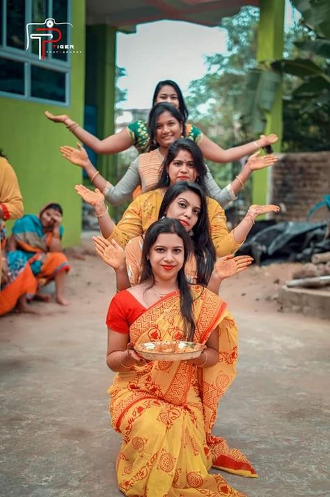 Sigal Photo Pose, Haldi Closeup Photo, New Dulhan Pose, Haldi Look For Bride, Haldi Photos, Haldi Shoot, Mehendi Photoshoot, Haldi Photography, Haldi Poses For Bride