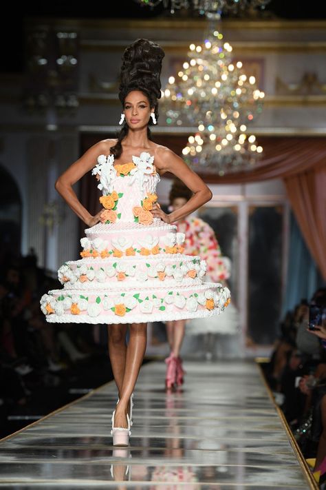 Moschino's Fall 2020 Show Was Like Versailles On The Runway - NYLON Cake Inspired Dress, Cake Dress Fashion, Moschino Cake, Moschino 2020, Milan Runway, Placemat Patterns, Quilted Placemat, Cake Outfit, Fashion Cake