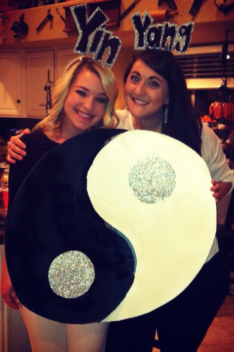 Homemade Halloween Costume halloween costume #costumes Fancy Dress Diy, Partner Costumes, Punny Costumes, Best Friend Costumes, Boo Costume, Friend Costumes, Bff Halloween Costumes, Best Friend Halloween Costumes, Couples Costume