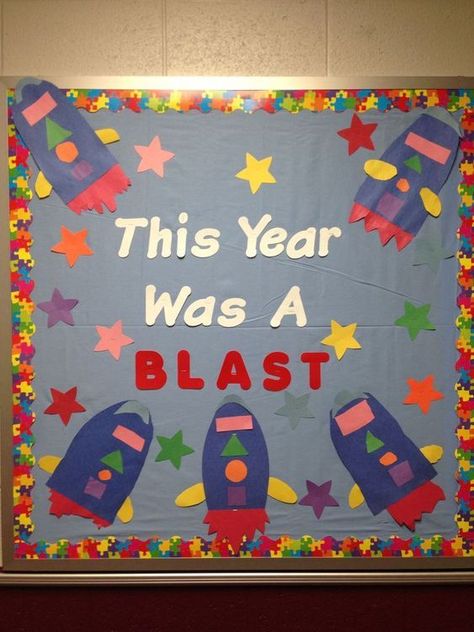 End of school year bulletin board ideas made by teachers! Memories, next year, Countdown, and summer themed pictures for you to... #bulletinboards #endofschoolyear #teachers Graduation Bulletin Board, Pta Bulletin Boards, Bulletin Boards Theme, Summer Bulletin Boards, Learning Corner, School Door Decorations, Spring Bulletin Boards, Preschool Bulletin, Library Bulletin Boards