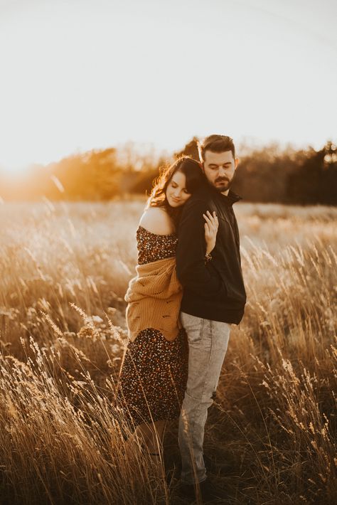 couples photography, sunset, couples outfit, couples style, engagement photography, tall grass, outdoors, wichita ks, love Couple Pose Outdoor, Tall Grass Photoshoot Couple, Tall Grass Engagement Photos, Sunset Couple Photos, Sunset Couple Photography, Winter Engagement Pictures, Fall Couple Photos, Country Engagement Pictures, Couples Style