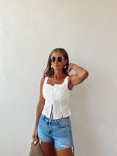 Vintage Cami Top, Vintage Cami, Vacation Outfits Women, Classic Style Outfits, Shorts Outfits Women, Italy Outfits, Lace Vintage, Activewear Sets, Casual Chic Outfit