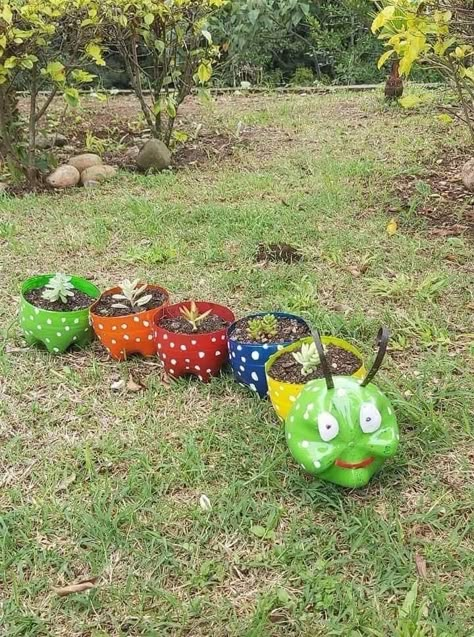 Recycled Art Ideas, Garden Ideas With Plastic Bottles, Bottles Decoration Diy, Plastic Bottle Crafts Diy, Recycled Garden Art, نباتات منزلية, Flower Pot Art, Plastic Bottle Art, Plastic Recycling