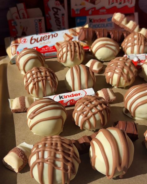 Kinder Bueno Balls 🍫🤯 | Kinder Bueno, ingredient | And it only takes four ingredients 🤤🍫 | By FOODbible | Facebook Bailey Truffles, Bueno Cake, Bueno Chocolate, Homemade Truffles, Kind Bars, Sandwich Bag, Small Bars, Small Snacks, Best Chocolate