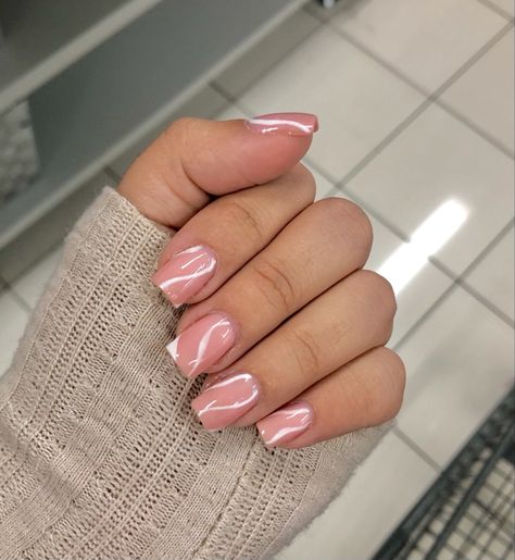 Pink and white line design. Teddy BIAB Biab Gel Nails Pink, Biab Nails Lines, Biab Gel Nails Designs Short, Biab Nail Design Pink, Teddy Biab Nails, Pink Nails White Lines, Short Nails With Lines, Short Nail Biab Design, Short Nail Biab