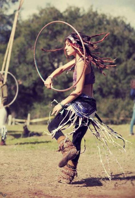 Learned how to Hula Hoop finally! Thanks for teaching me Andi, I always wanted to learn how! Hoop Dance, Estilo Hippy, Hula Hoops, Estilo Hippie, Hippie Life, Hippie Love, Wild Woman, Hula Hoop, Foto Art