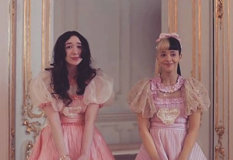 ♡ @littlebodybigheart  #Melaniemartinezisback #mm2 #alternativestyle #vintage #blog #melaniemartineziscomingback #melaniemartinez #crybaby… Melanie Martinez Matching Pfp, Melanie Martinez Dress, Vintage Blog, Play Tennis, Scene Photo, Big Heart, Melanie Martinez, Matching Pfp, Sweet Girls