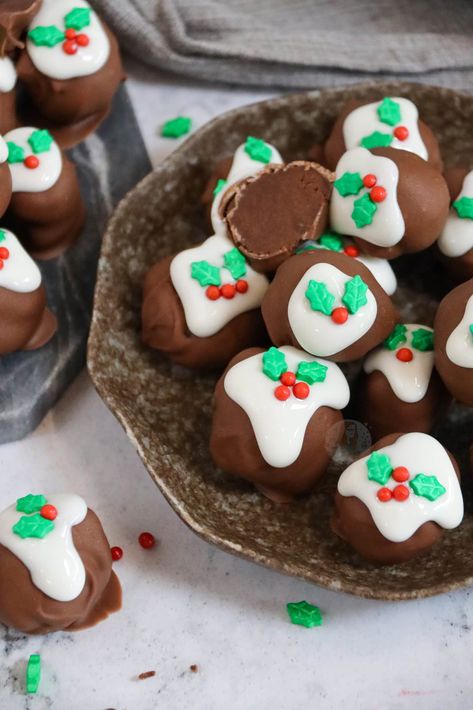 Christmas Pudding Chocolate Truffles! Truffle Pudding Desserts, Christmas Pudding Truffles, Christmas Chocolate Tart, Christmas Chocolate Truffles, Choc Truffles, English Christmas Pudding, Jane Patisserie, Chocolate Bark Recipes, Christmas Dessert Platter