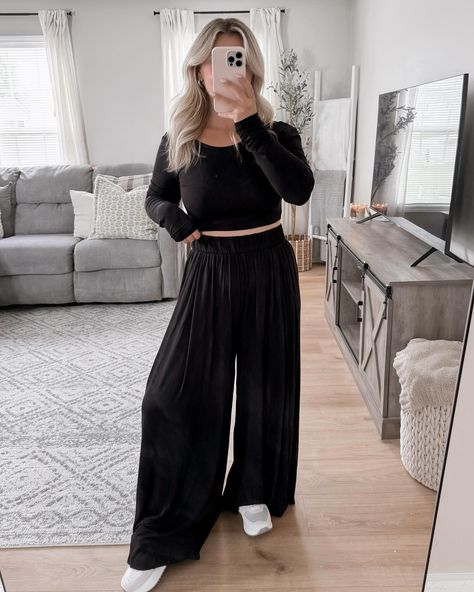 Newness that will have you ready to look cute & comfy for class👓📚 now available on www.shopwrenleighanns.com Wide Leg Black Sweatpants Outfit, All Black Comfy Outfit, Black Flowy Pants Outfit, Black Pants Summer, Black Elastic Pants, Black Sweatpants Outfit, Flowy Pants Outfit, Casual Neutral Outfits, Pants Outfit Work