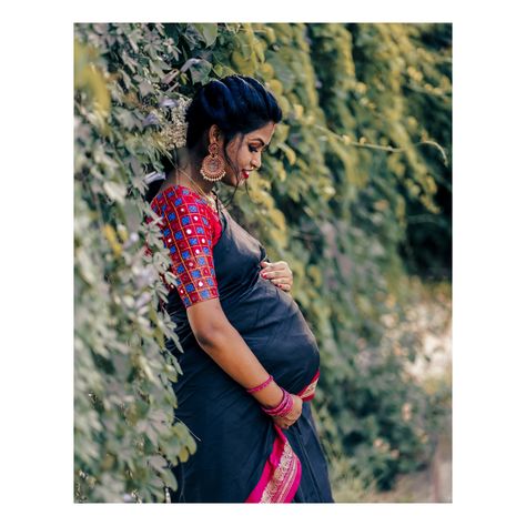 Maternity Photography Poses Indian Saree, Maternity Photography On Saree, Indian Maternity Photos Saree, South Indian Seemantham Photos, Maternity Photo Shoot Ideas In Saree, Maternity Photo Shoot Indian, Maternity Shoot In Saree At Home, South Indian Maternity Photoshoot, Pre Maternity Shoot