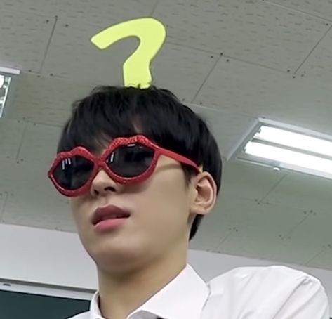 jeon wonwoo with sunglasses and a question mark above his head Wonwoo Reference, Svt Wonwoo Memes, Cute Wonwoo Pics, Seventeen Holding Sign, Wonwoo Funny Faces, Wonwoo Memeable Face, Wonwoo Specs, Wonwoo Heart, Wonwoo Funny