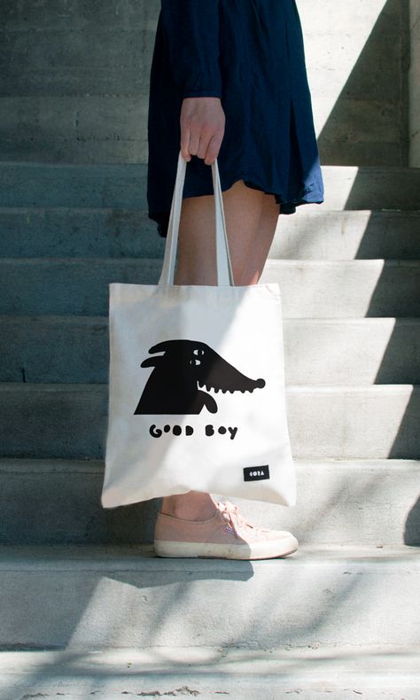 Canvas Bag Photography, Totebag Photoshoot Outdoor, Totebag Photoshoot Ideas, Tote Bags Photography, Totebag Illustrations, Ootd With Tote Bag, Tote Bag Product Photography, Tote Bag Photography Ideas, Tote Bag Photoshoot