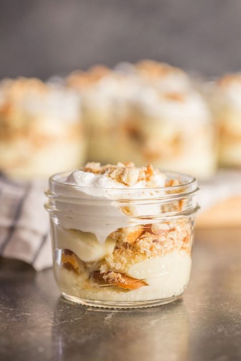 This truly is the Best Ever Banana Pudding recipe! Such a sweet little make ahead treat that is comfort food to the max! Banana Pudding Dessert Ideas, Mason Jar Banana Pudding, Banana Pudding For 2, Desserts In A Jar Make Ahead, Mason Jar Desserts Make Ahead, Banana Pudding Mason Jar, Banana Pudding Jars, Banana Pudding In A Jar, Best Ever Banana Pudding