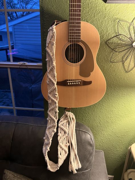 Macrame Guitar Strap, Macrame Embroidery, Things To Do At Home, Guitar Straps, Macrame Patterns Tutorials, Macrame Ideas, Macrame Projects, Dream Catchers, Guitar Strap