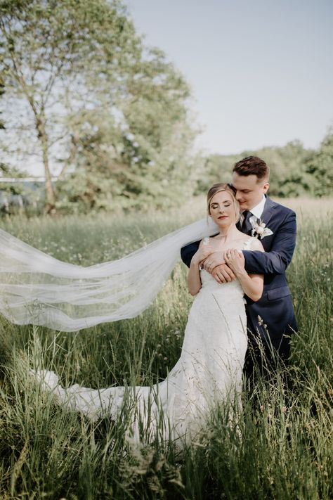 Open Field Wedding Photography, Farm Wedding Photography, Field Wedding, Farm Photo, Dreamy Wedding, Wedding Photo Inspiration, Wedding Poses, Wedding Photoshoot, Farm Wedding