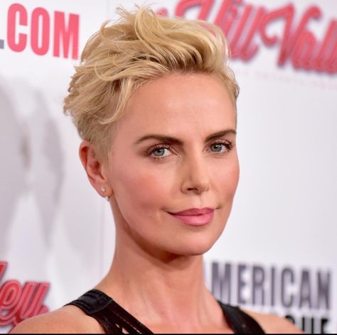 Charlize Theron Short Hair, Charlize Theron Hair, Messy Blonde Hair, Popular Short Hairstyles, Bowl Cut, Short Blonde, Trending Hairstyles, Short Blonde Hair, Charlize Theron