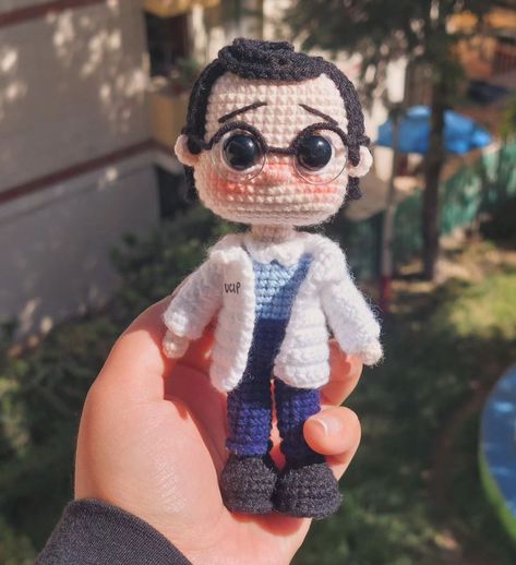 Médico personalizado Patrón inspirado en @crochet1na #fathersday #amigurumi #amigurumipersonalizado #doctoramigurumi #medicinaamigurumi #cottonyarn #silvigurumi #handmade #madewithlove #lanasilviaperú Crochet Witch, Crochet Design Pattern, Crochet Design, Halloween Crochet, Bead Crochet, Crochet Doilies, Crochet Doll, Crochet Designs, Crochet Amigurumi