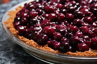 Make these Yummy Thomcord Grape Tarts for a snack! Thomcord Grapes, Grape Tart, Grape Dessert, Gingersnap Cookies, Grape Recipes, Ginger Snap Cookies, Ginger Snaps, Light Cream, Graham Crackers