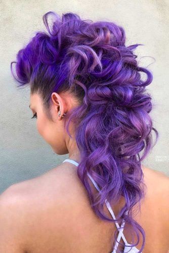 Cool And Daring Faux Hawk Hairstyles For Women ★ See more: https://glaminati.com/faux-hawk-women-hairstyles/ Long Hair Faux Hawk, Hair Faux Hawk, Hawk Hairstyle, Mohawk Updo, Halloween Hairstyles, Faux Hawk Hairstyles, Hairstyle Videos, Mohawks, Hair Color Pink