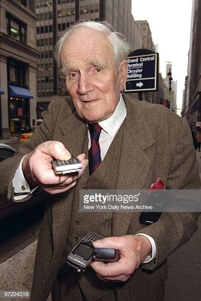 Actor Desmond Llewelyn who played in 16 of 18 James Bond movies as Q takes technological aim on Madison Ave Llewelyn was at the Omnipoint... Desmond Llewelyn, Sean Connery James Bond, James Bond Books, James Bond Theme, Jeffrey Wright, No Time To Die, Buck Rogers, Gentlemans Club, 007 James Bond