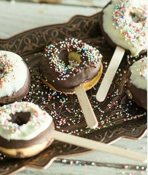 Donut Cake Pops, Donut Cake Topper, Round Birthday Cakes, Shaped Cake Pans, Dessert Oreo, Cake Donut, Donut Cake, Donut Decorations, Donut Birthday Parties