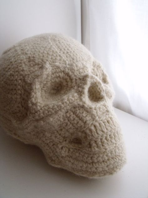 Knitted Skull <3 Art Au Crochet, Crochet Pour Halloween, Skull Pillow, Skull Crafts, Halloween Memes, Crochet Skull, Confection Au Crochet, Diy Halloween Projects, Human Skull