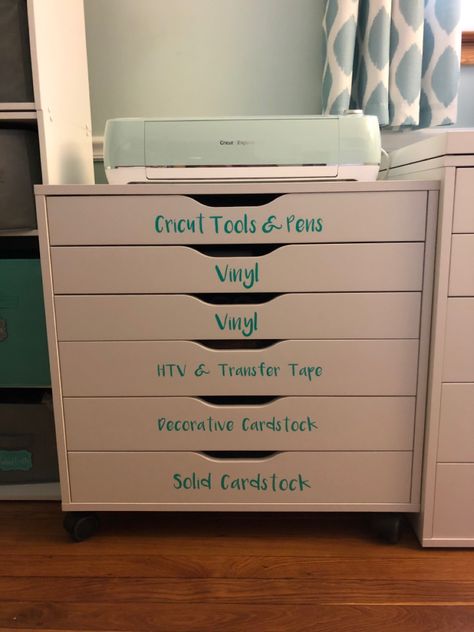 Desks For Cricut, Cricut Work Space Ideas, Cricut Drawer Organization, Cricut Cube Storage, Cricut Home Organization, Under Desk Craft Storage, Cricut Area Organization, Cricket Work Station, Cricut Craft Space