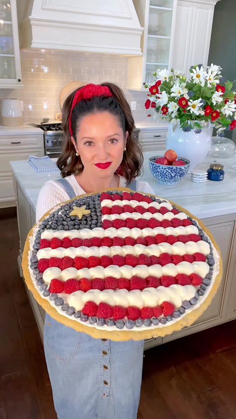 AMERICAN FLAG FRUIT PIZZA 🇺🇸 This super simple recipe is perfect for Memorial Day weekend or #4thofjuly! SEE RECIPE BELOW👇🏼COOKIE CRUST❤️1-2 tubes of Sugar cookie dough❤️12-16inch greased pizza pan ❤️Bake at 350 degrees for 12-15 minWHIPPED TOPPING💙2/3 cup Sugar💙8 oz Cool Whip 💙1 tsp Vanilla 💙8 oz Cream cheese GARNISHES ❤️1 dry pint Blueberries, Fresh ❤️12 oz Raspberries, Fresh#memorialday #memorialdayweekend #summerdessert #fruitpizza #cookiepie #cookiepizza American Flag Fruit Pizza, Red White Blue Desserts, Flag Fruit Pizza, Desserts 4th Of July, Fun Party Food Ideas, Blue Pizza, Festive Food Ideas, Pecan Praline Cake, 4th Of July Food Ideas