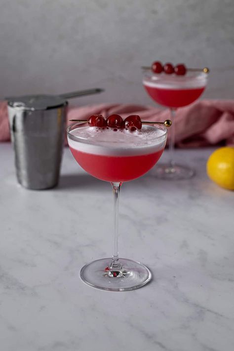 Cherry Cocktail Recipes, Cherry Vodka Sour, Vodka Sour, Cherry Martini, Cherry Drink, Cherry Vodka, Cherry Cocktail, Vodka Cocktails Recipes, Sour Cocktail