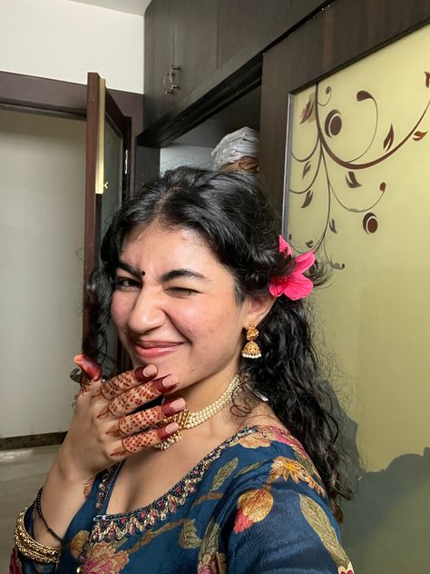 #henna desi aesthetic Desi Curly Hair, Curly Hair Desi, Chittorgarh Fort, Desi Aesthetic, Women's Beauty, Creative Instagram Photo Ideas, Beautiful Women Over 40, Beauty Women, Curly Hair