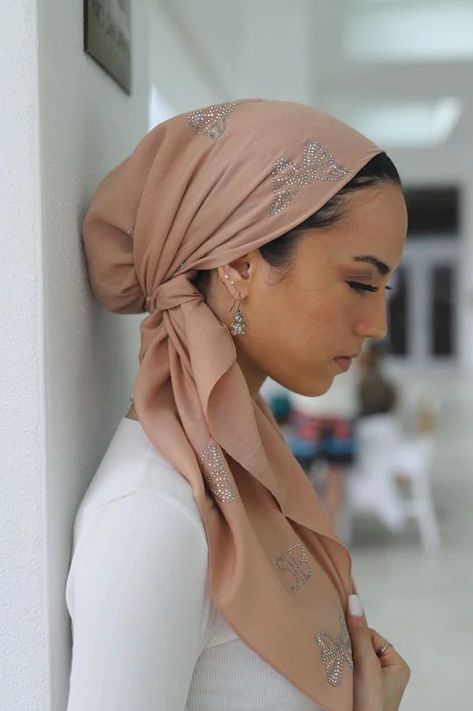 Gorgeous Christian Head Covering, Donne Calve, Butterfly Scarf, Head Wrap Styles, Hair Scarf Styles, Jewish Women, Head Scarf Styles, Head Wrap Scarf, Hair Cover