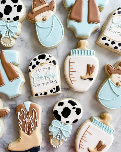 Boots Or Bows Cookies, Cowboy Baby Shower Food Ideas, A Little Cowboy Is On His Way Cookies, Cowboy Theme Cupcakes, Western Gender Reveal Cookies, Cowboy Theme Nursery Boys, Cow Baby Shower Cookies, Cowboy Cookies Decorated, Not Her First Rodeo Baby Sprinkle