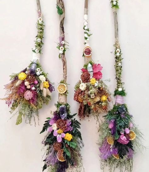 Dried Flowers Ideas Decor, Witchy Crafts Diy, Witchy Flowers, Dried Flowers Ideas, Crystal Projects, Witch Brooms, Floral Witch, Cinnamon Broom, Witchcraft Diy