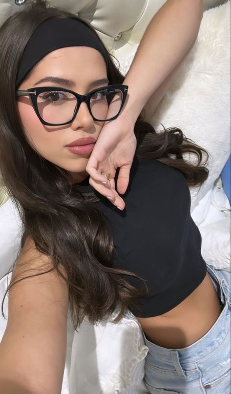 Amanda Diaz, Glasses Inspiration, Selfie Ideas Instagram, Poses For Photos, Instagram Photo Inspiration, Cute Poses For Pictures, 인물 사진, 가을 패션, Cute Poses