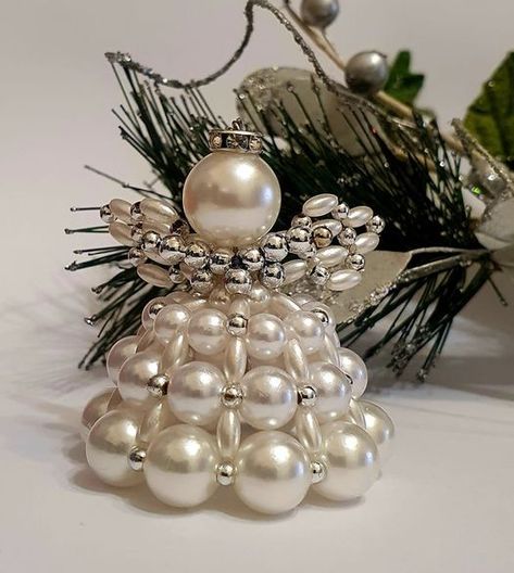 Angioletti natalizio, silver & pearl Diy Gemstone Jewelry, Event Planning Inspiration, Pearl Diy, Beaded Christmas Decorations, Diy Techniques And Supplies, Gemstone Art, Diy Event, Diy Gemstone, Pearls Diy