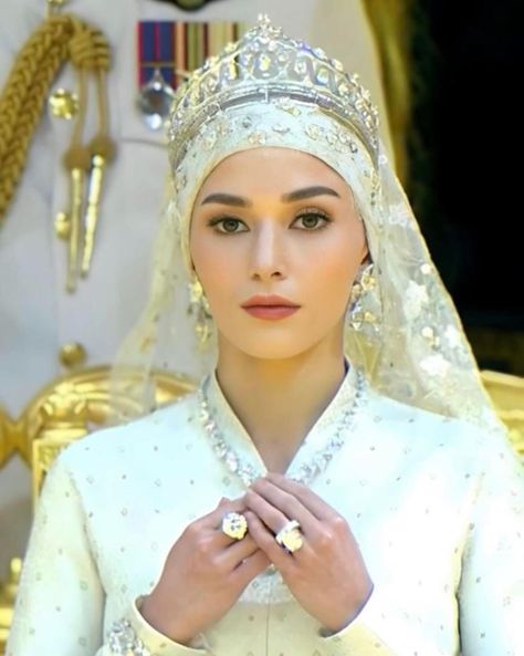 The wedding of Prince Mateen of Brunei and Anisha Rosnah binti Adam – The Real My Royals Prince Mateen Of Brunei, Prince Mateen, Royal Arrival, Abdul Mateen, Parisian Outfits, Royalty Fashion, Royal Brides, Royal Princess, Royal Jewels