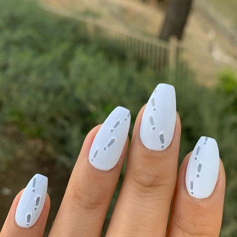 Bana on Instagram: “Snowy footprints ❄️👣 inspired by @nailsbyandy.devine 💅🏼 would’ve been nice to have some snow on those bushes for the pic but this is LA so…” Snow Nails, Foot Print, Christmas Nail Designs, Christmas Nail, Winter Nails, Christmas Nails, Makeup Nails, Pretty Nails, Paw Print