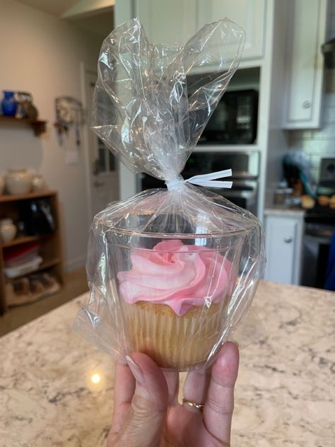 Individual Cupcake Packaging Diy, Cupcake Goodie Bag Ideas, Cupcake Favors Ideas, Diy Cupcake Packaging, Packaging Ideas For Cupcakes, Individual Cupcake Packaging, Cupcake Packaging Diy, Individual Wrapped Desserts, Diy Cupcake Packaging Ideas