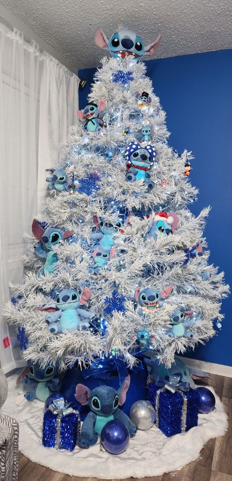 Immagini Grinch, Stitch Christmas Tree, Lilo And Stitch Cake, Lilo And Stitch Characters, Lilo And Stitch Merchandise, Disney Christmas Decorations, Lilo And Stitch Quotes, Disney Christmas Tree, Stitch Toy