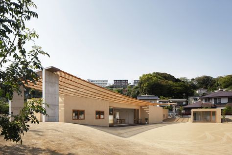 Double Roof House / SUEP. Completed in 2013 in Japan. Images by Kai Nakamura.  We thought to suspend a huge "SUDARE" on the site to create cool energy in its shadow and then locate four boxes that forming house at its bottom. The upper roof is made out of 75 mm by 75 mm thinned wood arranged in a checkerboard pattern.  The span between its ends is approx. 40 m. Modern Roofing, Roof House, Fibreglass Roof, Steel Roofing, Nature Architecture, Roof Architecture, Best Architects, One Story Homes, Glass Roof