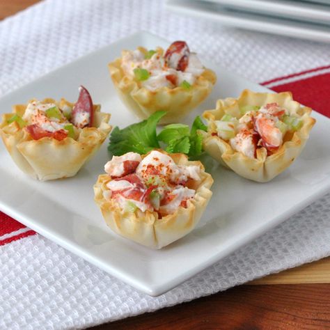 These one-bite lobster roll cups make a perfect seafood appetizer. Get the recipe from The Way to His Heart.   - Delish.com Lobster Appetizers, Avocado Appetizer, Fancy Appetizer Recipes, Lobster Roll Recipes, Appetizers For A Crowd, Small Food, Food Contest, Lobster Recipes, Seafood Appetizers