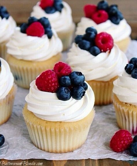 White Cupcakes With Fruit, 4 Th Of July Cupcakes, Cupcake With Fruit On Top, Fruit Topped Cupcakes, Cute Simple Cupcakes, Cupcakes With Fruit On Top, Red White And Blue Cupcakes Ideas, Patriotic Cupcakes Ideas, Usa Cupcakes