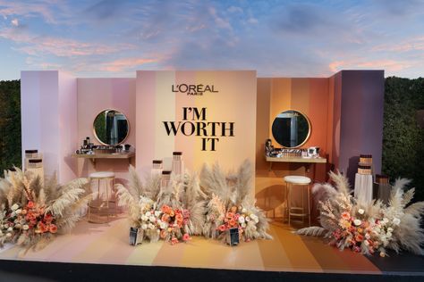 The 2019 #loreal brand activation showing the variety of shades from the new Infallible 24 hour Fresh Wear Foundation. Skincare Activation Ideas, Loreal Skincare, Launch Event Ideas, Business Launch Party, Experiential Marketing Events, Graphic Design Exhibition, Pr Ideas, Event Booth Design, Governors Ball