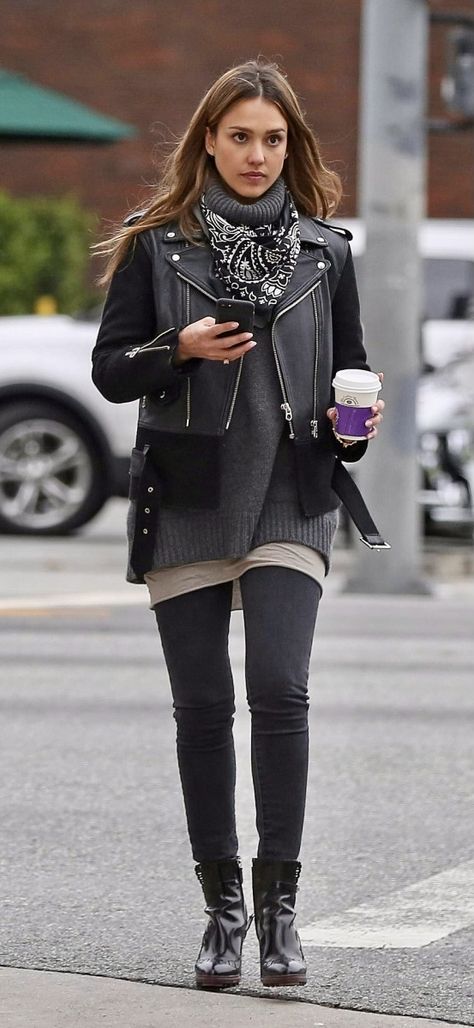 Jessica Alba Style Winter, Jessica Alba Body, Jessica Alba Street Style, Jessica Alba Family, Jessica Alba Outfit, Jessica Alba Casual, Jessica Alba Style, Mum Fashion, Knitwear Fashion