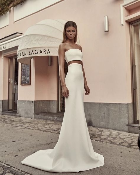 Chosen by One Day on Instagram: “FINN // All about a two piece / Our Finn Skirt and Chosen Bandeau make for the perfect pair /⠀⠀⠀⠀⠀⠀⠀⠀⠀ Captured by @emilyabay_photographer,…” Wedding Dress Mermaid Lace, Chosen By Kyha, One Day Bridal, Bridal Skirts, Wedding Dress Store, Wedding Skirt, Bridal Separates, Makeup Tricks, Vestidos Vintage