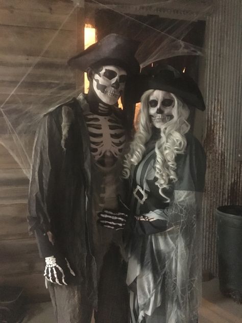 Spooky Pirate Costume, Vodoo Costumes Couple, Scary Pirate Costume Woman, Pirate Skeleton Halloween Costume, Costume Halloween Uomo, Ghost Pirate Makeup, Creepy Couples Halloween Costumes, Skeleton Pirate Costume, Couples Skeleton Costume